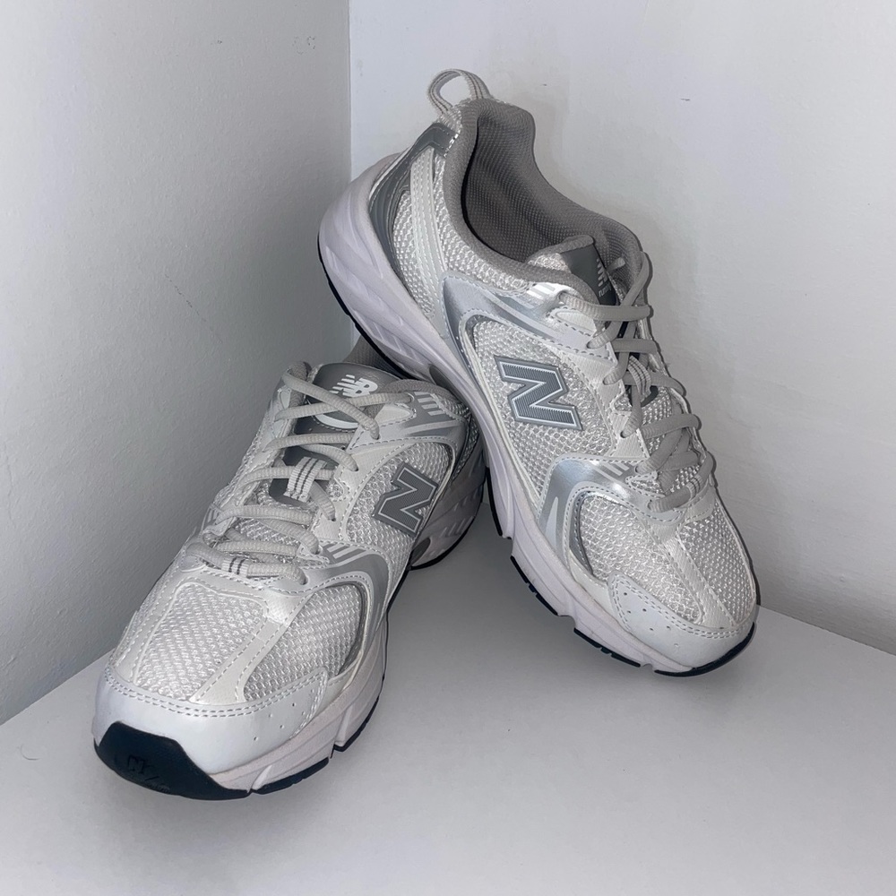Women’s white and silver New Balance 530
